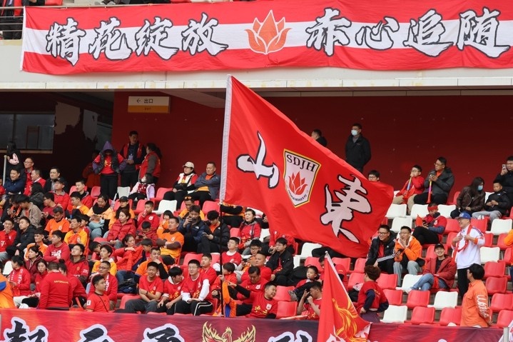 主場(chǎng)上萬(wàn)名球迷的吶喊助威，給山東體彩女足征戰(zhàn)女超增添了能量與動(dòng)力