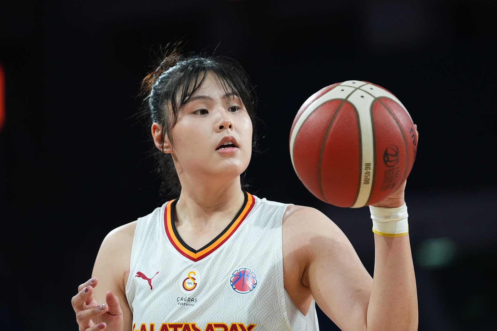 穩(wěn)定高效！李月汝9中6得到18分10板1助2斷1帽 罰球6中6